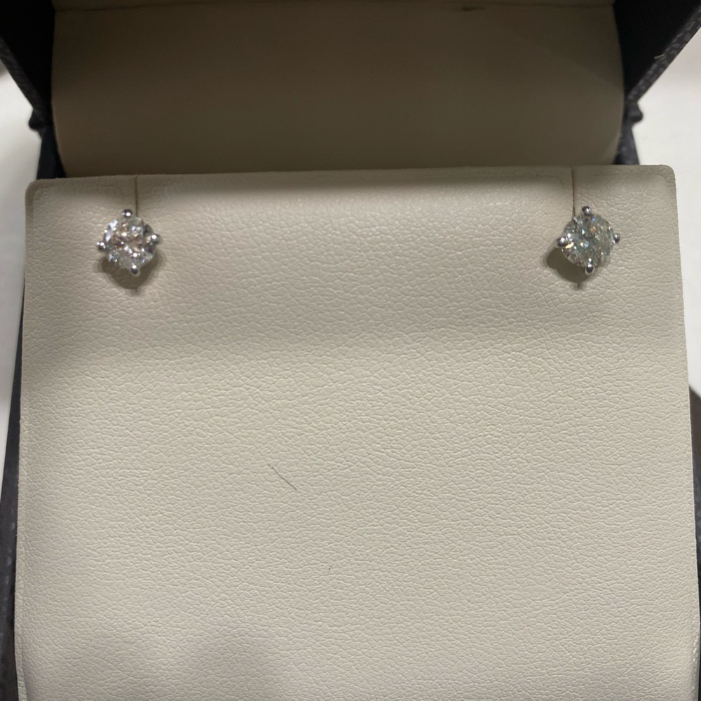 1 ct Diamond stud 18k white gold diamond earrings.